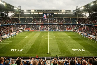 Vue panoramique d'un stade de rugby Top 14 rempli de supporters, illustrant la hiérarchie des salaires dans le rugby professionnel français