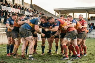 Joueurs de rugby en Fédérale 2 réunis en cercle tactique lors d'un match de maintien